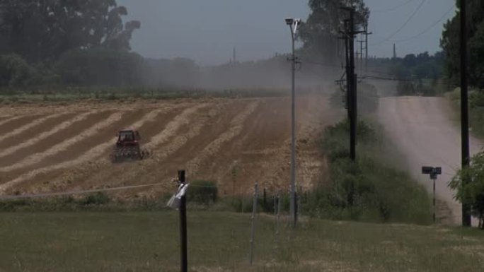 拖拉机穿越南美洲阿根廷恩特雷里奥斯省的一个大豆田。