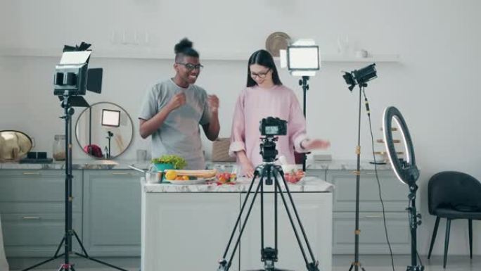 几个年轻人正在一起拍摄烹饪视频日志