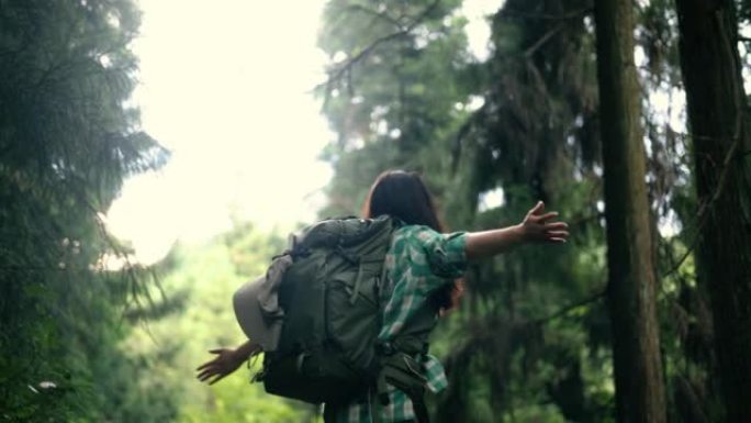 快乐的女人在森林里享受生活