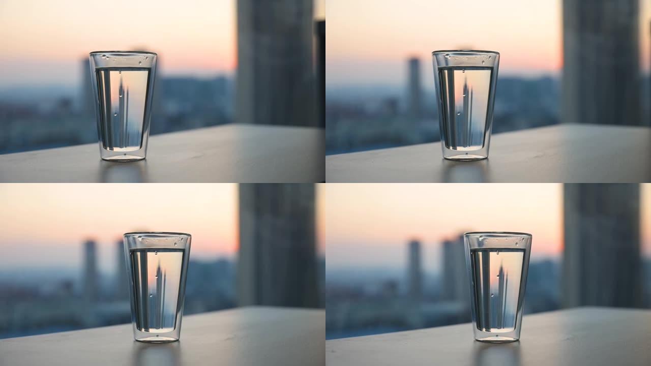 早上桌上的一杯水早上桌上的一杯水清晨一杯