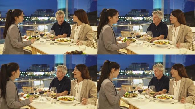 成熟的高管与年轻同事共进晚餐