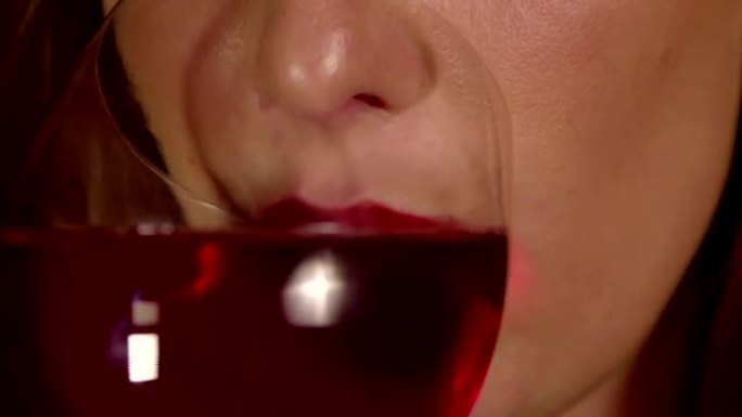 慢动作特写: 红唇女人喝葡萄酒