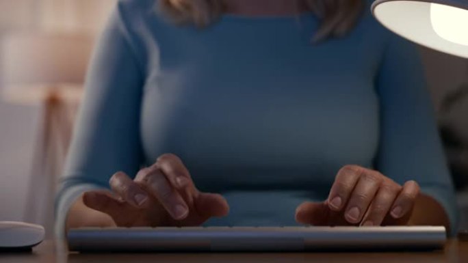 女士无法辨认的女人在电脑键盘上打字。时间扭曲效应