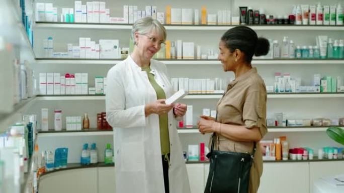 成熟女药师帮一位老年顾客买药