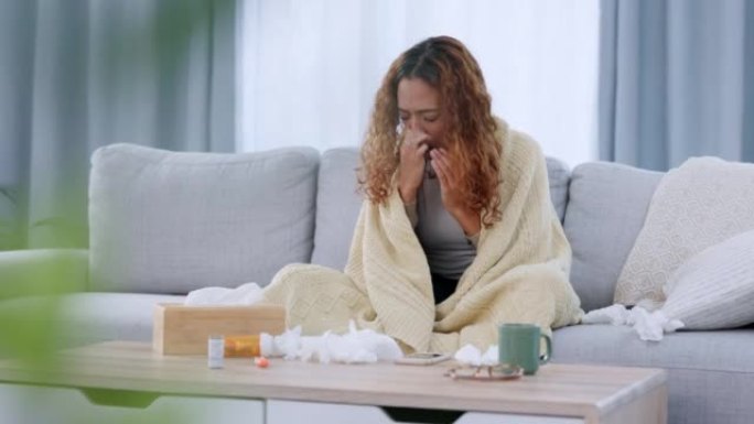 生病的女人坐在家里的沙发上打喷嚏，患感冒或流感。一名生病疲惫的年轻女子在公寓检疫时用鼻子吹鼻子，从c