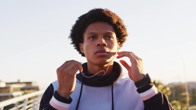 非裔美国男子在户外运动时戴上耳机
