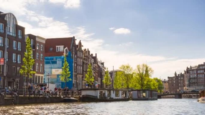 从船上看到的阿姆斯特丹城市景观，沿着运河巡游