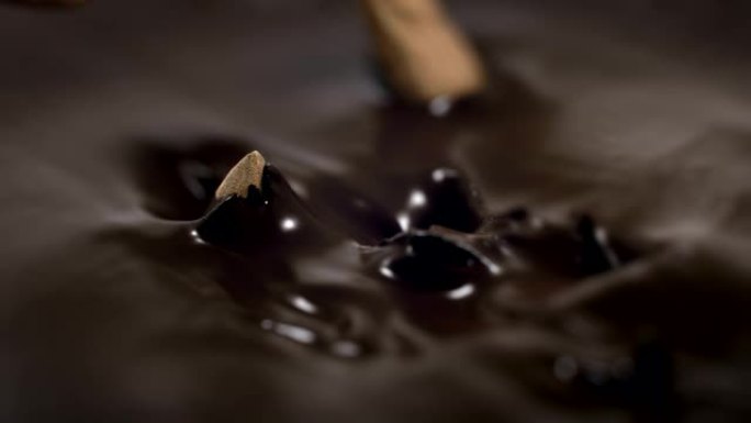 杏仁坚果在4k超慢动作中飞溅成液体巧克力