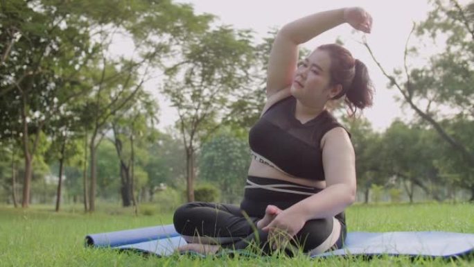 女人深呼吸并进行侧伸