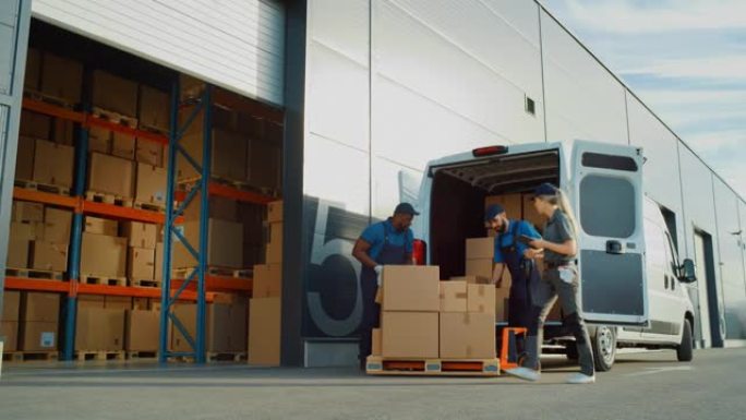 物流配送仓库之外: 多样化的工人团队库存和使用手动托盘车开始用纸板箱、在线订单、采购、电子商务货物装