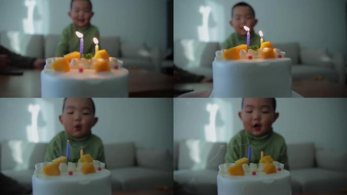 庆祝2岁男孩生日一家人儿子开心