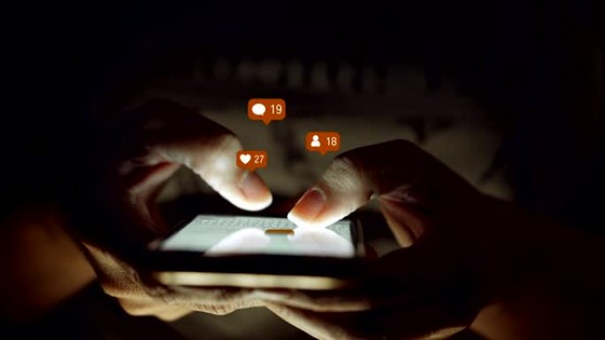 CU女人的手在智能手机的屏幕上打字，而社交媒体上的喜欢，评论和追随者的通知弹出