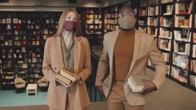 图书馆戴口罩的跨种族夫妇肖像