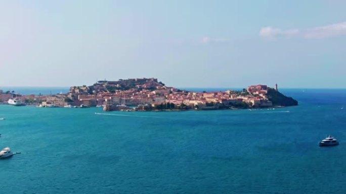 意大利托斯卡纳厄尔巴岛小镇Portoferraio的鸟瞰图。