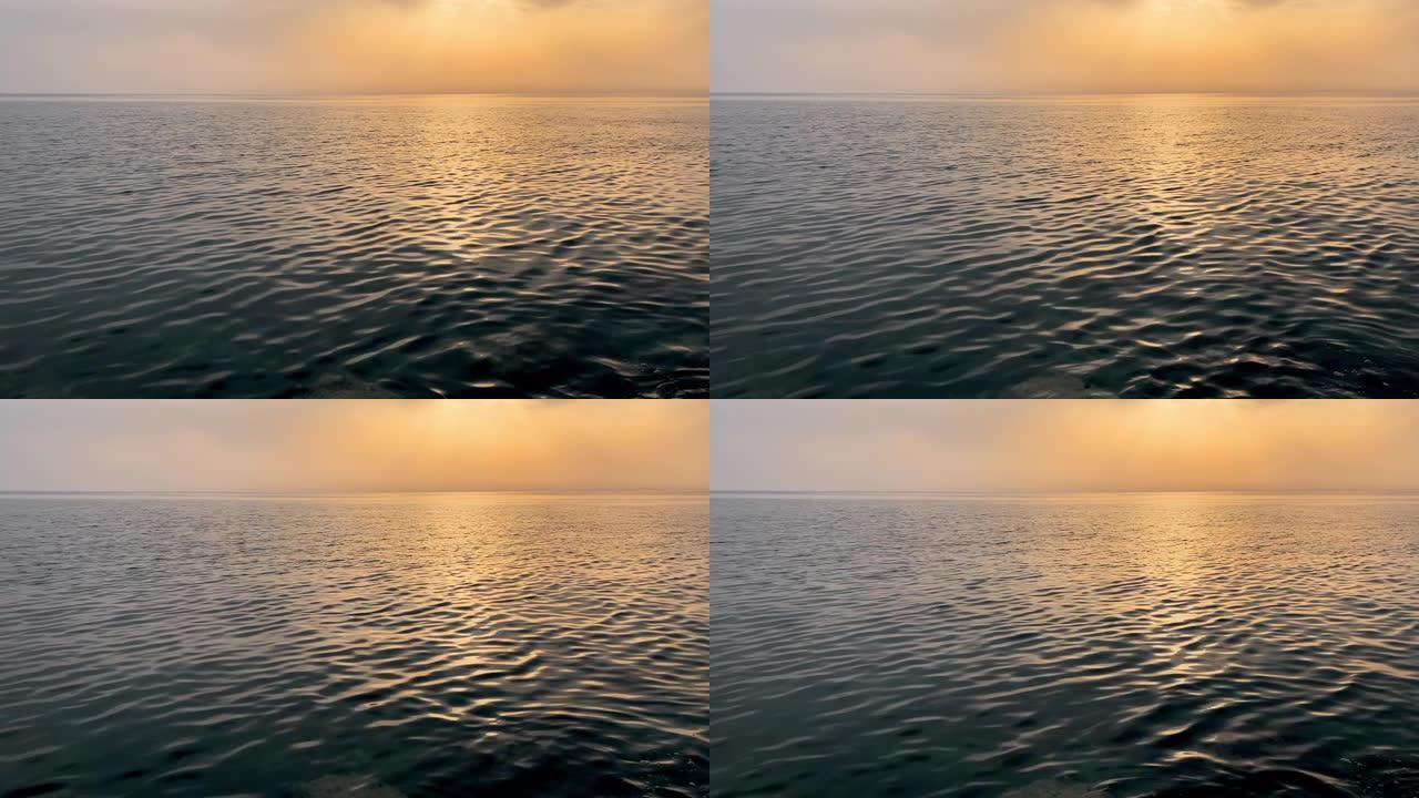 日落时雾中美丽平静的大海