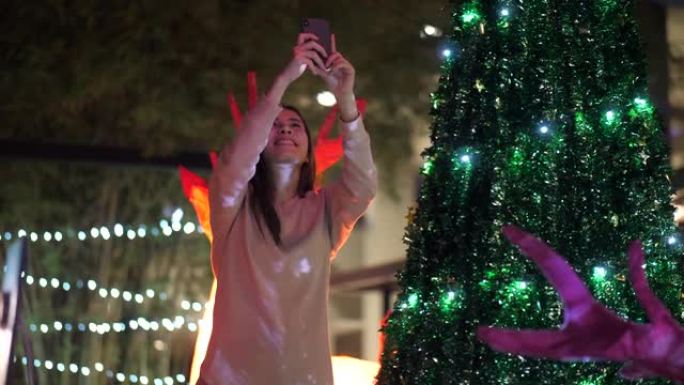 在圣诞树上装饰有灯光的手机照片