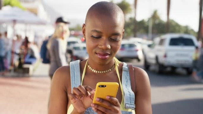 在户外旅行时，黑人妇女，在城市街道上的电话和通讯，同时在社交媒体，移动应用程序或群聊上输入消息。拥有