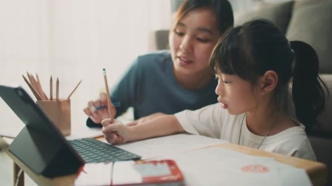 亚洲女儿和母亲一起在家参加在线课程