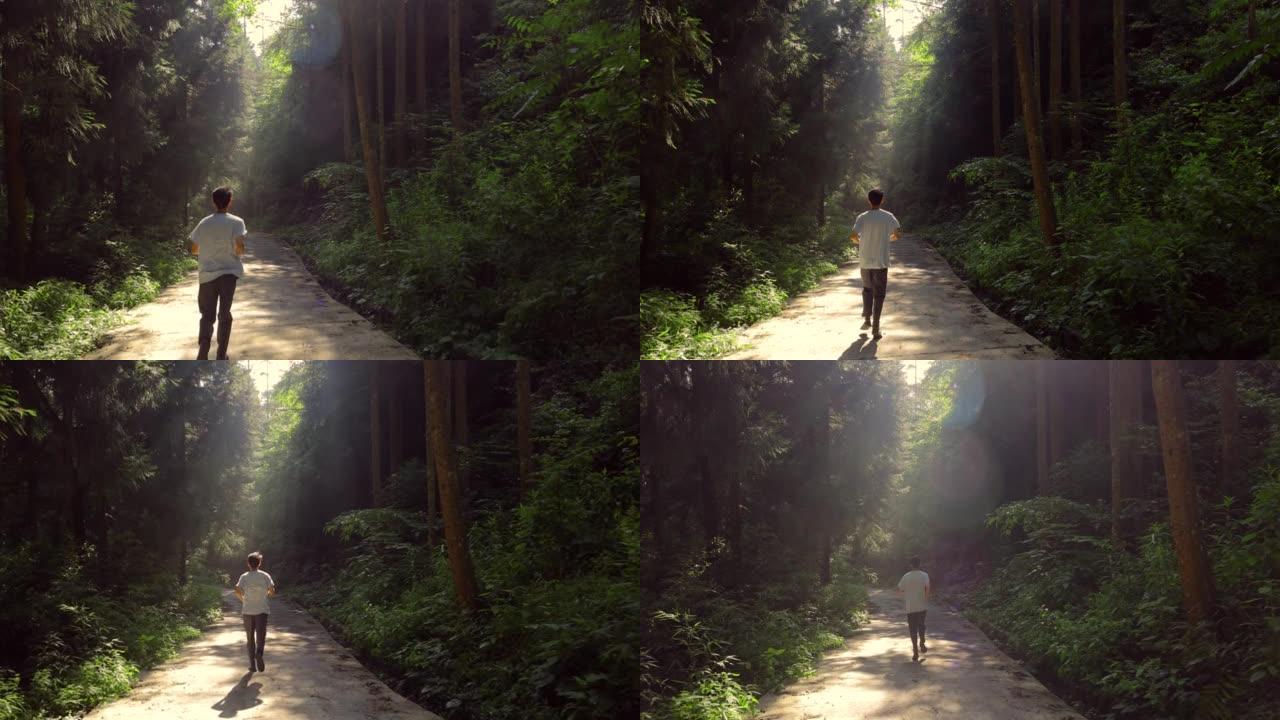 年轻人在森林路上慢跑