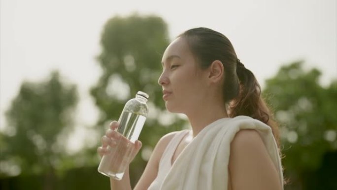 运动妇女饮用水生命之源有氧运动