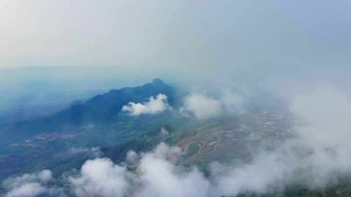 雾的鸟瞰图流过泰国北部的雨林山