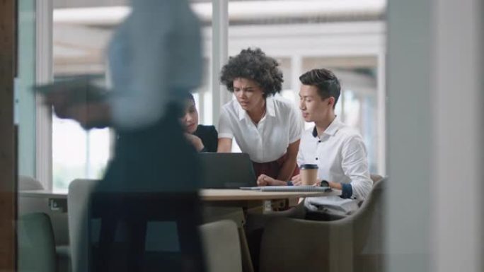 商业女性团队领导培训实习生使用笔记本电脑指向屏幕分享创意帮助同事讨论现代办公室4k项目团队合作
