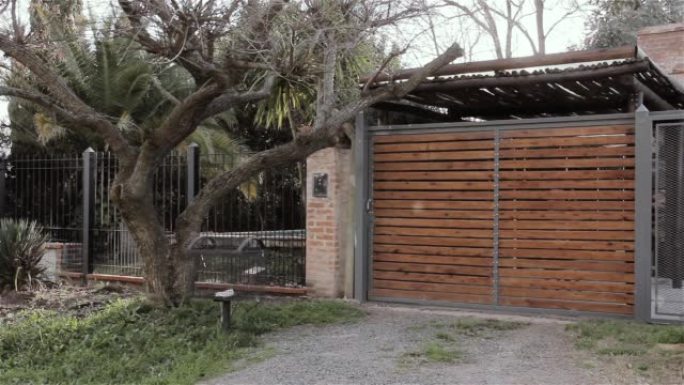 阿根廷布宜诺斯艾利斯省一所房子里用板条制成的木制车库大门。