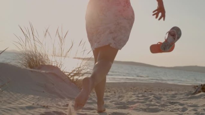 超级SLO MO (时间扭曲) 一个女孩在海滩上奔跑，撒丁岛，意大利。