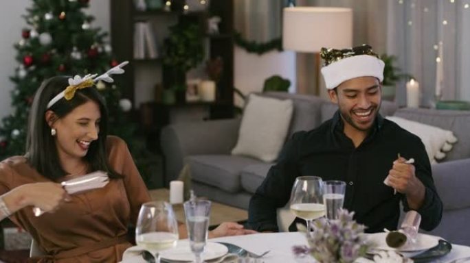 一对年轻夫妇在家里一起分享一个有趣的圣诞饼干的4k视频片段