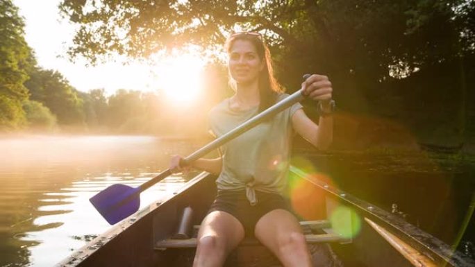 在河上寻找冒险，在日落时划着独木舟