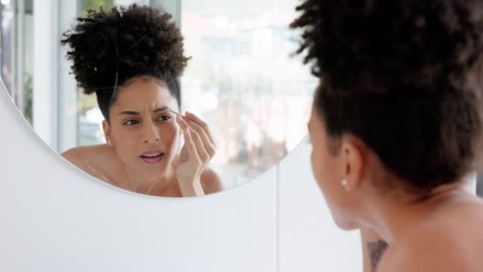 女人，镜子和眼睛护理在浴室的微刀片美容或面部护肤。非洲女孩保健，眉毛健康和面部反射，用于皮肤科护理早