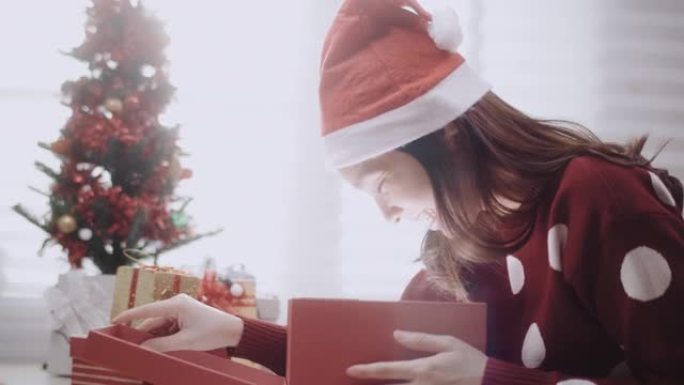 圣诞节快乐亚洲女人打开礼品盒