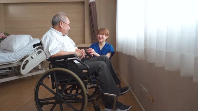 护士在康复室照顾坐轮椅的病人