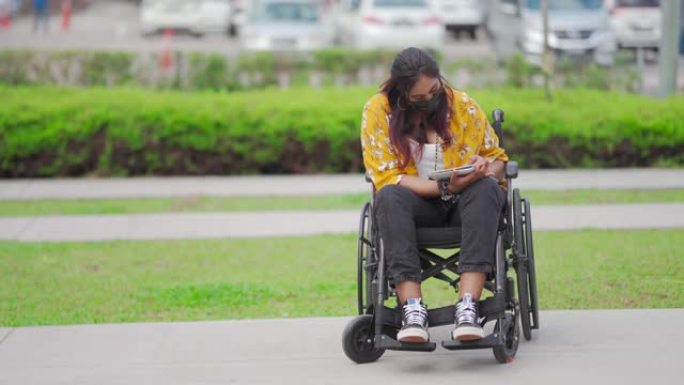 亚洲印度残疾女性坐轮椅在城市街道的垫子上素描