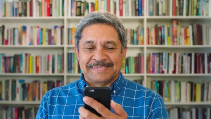 年纪较大的男性书店老板在里面打电话。老年拉丁裔男子浏览网上搜索小说在社区图书馆或货架附近的商店。成熟