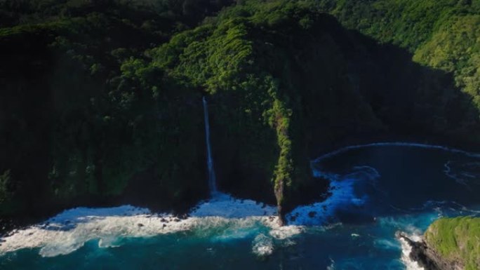 茂宜岛夏威夷热带瀑布海洋海岸线鸟瞰图
