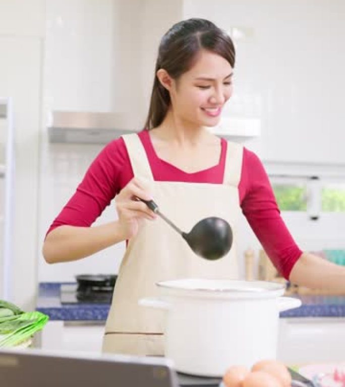 女子学习烹饪