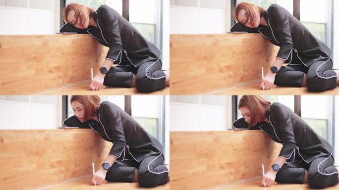 使用数字平板电脑的严肃而疲惫的商业女性