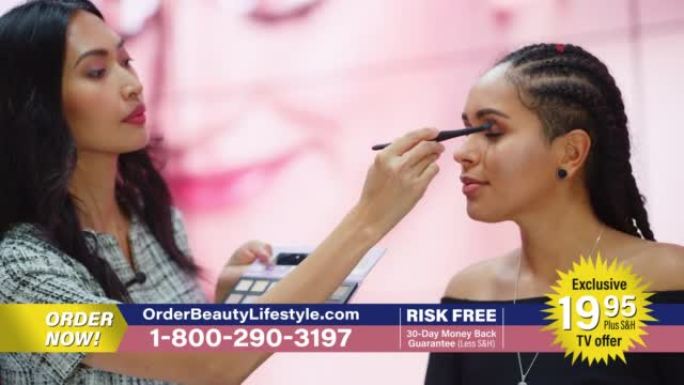 电视节目电视广告: 女主持人，美容专家在美丽的黑色模特上使用腮红轮廓调色板，呈现最好的产品，化妆品。