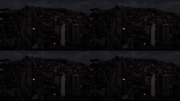 日落时分，南美洲玻利维亚拉巴斯的山坡上的建筑物和贫穷的房屋。