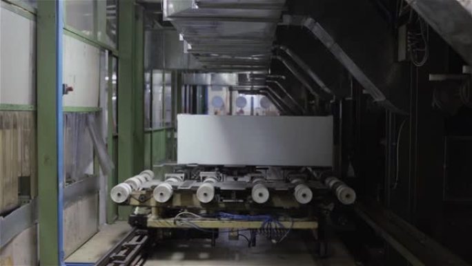 工业机械在冰箱制造厂移动橱柜。