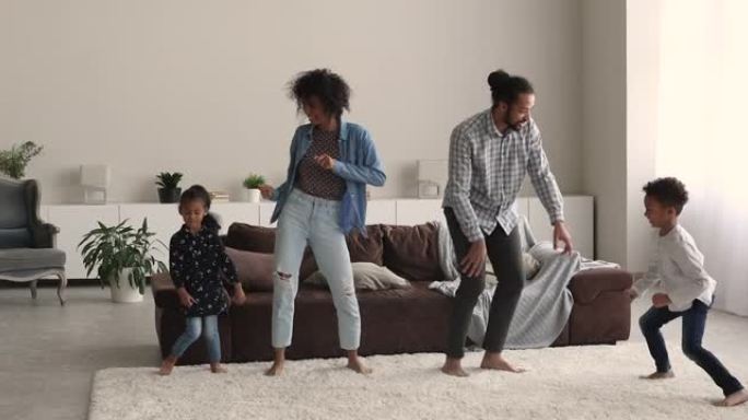 无忧无虑的非洲夫妇教小孩子跳舞