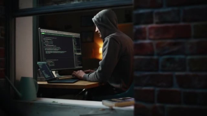 专一的专业程序员在深夜痴迷地在台式计算机上编写代码。IT专家道德黑客在计算机上工作，发现软件漏洞