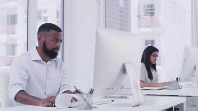 两名商人在现代办公室中使用计算机的4k视频片段