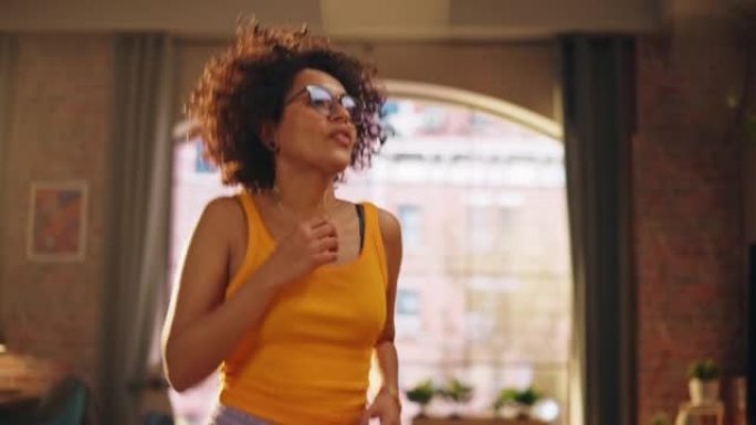多民族年轻黑人女性穿着舒适的休闲服跳舞，在阁楼公寓里玩得开心的肖像。为社交媒体录制有趣的病毒视频。特