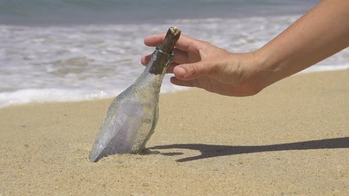 人们在海滩上发现了一个装有信件的瓶子