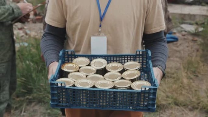 在难民营中罐制食物的社会工作者