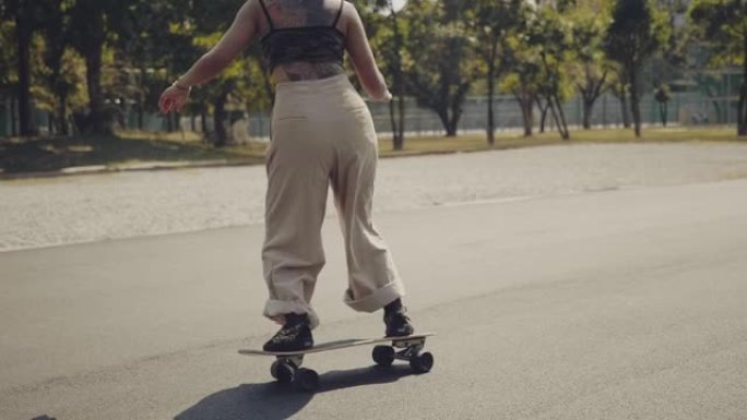 滑板公园里长板的少女。