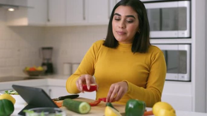 4k视频片段，一名年轻女子记录自己在家做健康的饭菜