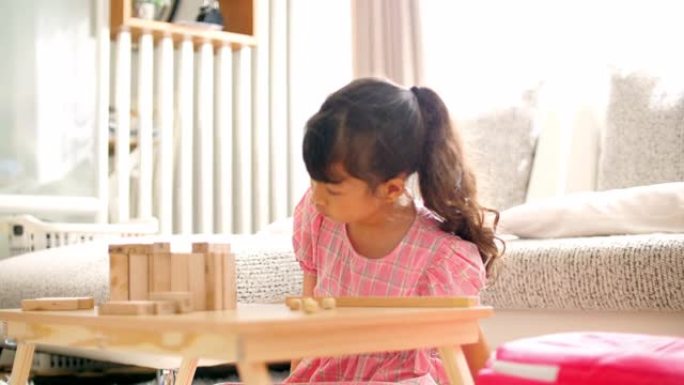 小女孩在家里的客厅建木块